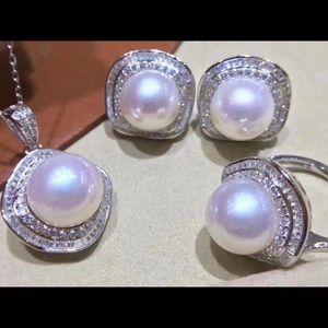 Stunning Pearl pandent, earrings & ring set.